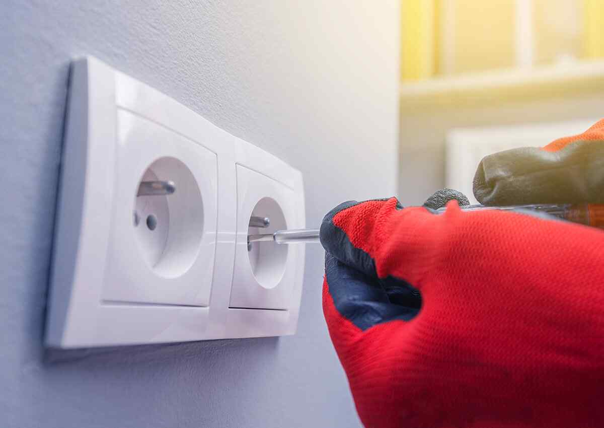 https://electrician.ferrerasconstruction.com/wp-content/uploads/2018/10/inner_professionals_07.jpg