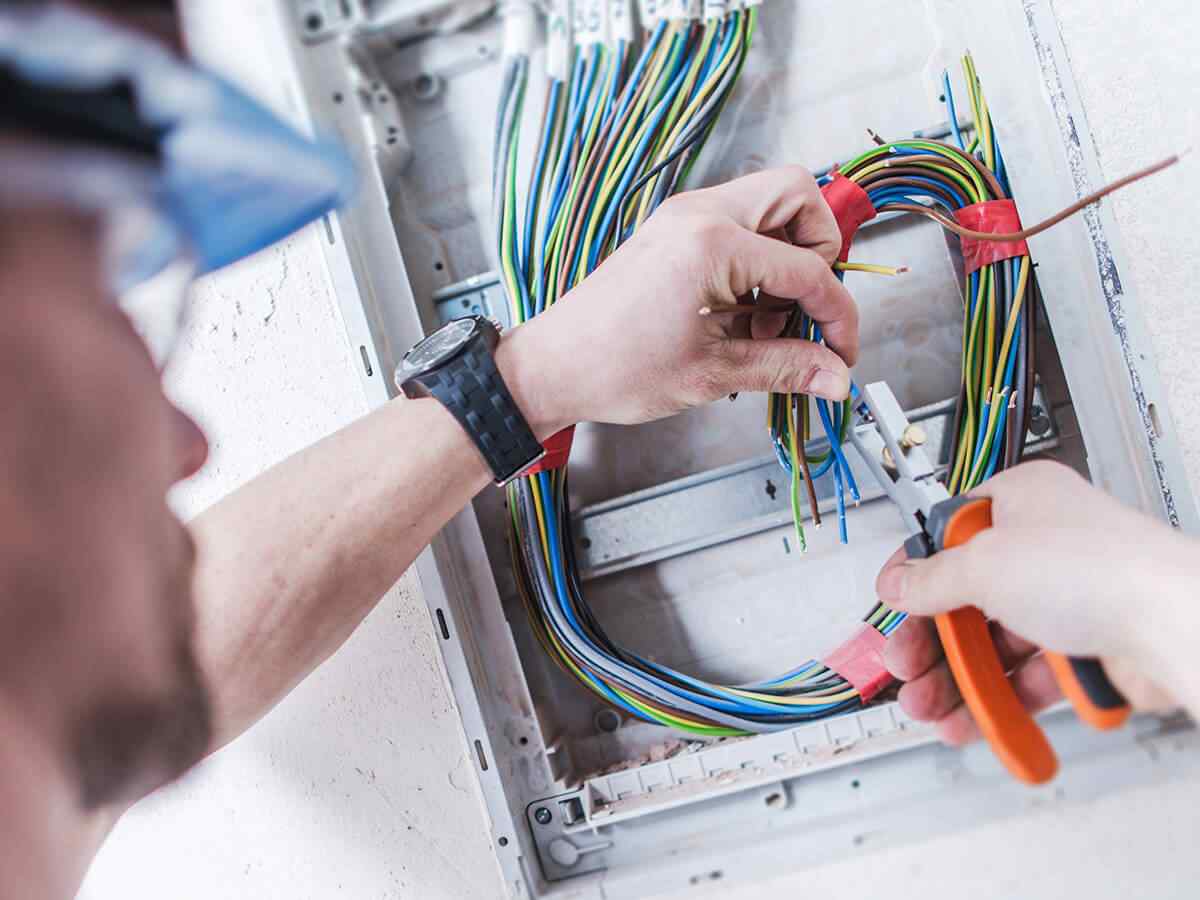 https://electrician.ferrerasconstruction.com/wp-content/uploads/2018/10/inner_service_01.jpg